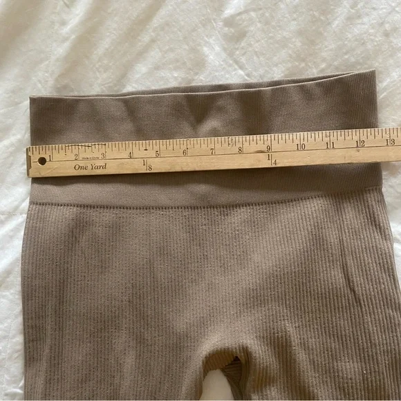 Stradivarius Seamless Tan Ribbed Leggings - Picture 4 of 6